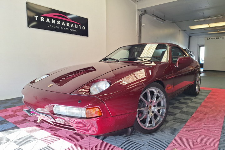 PORSCHE 928